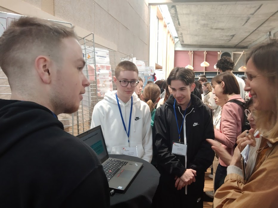 Elèves présentant leur projet au jury