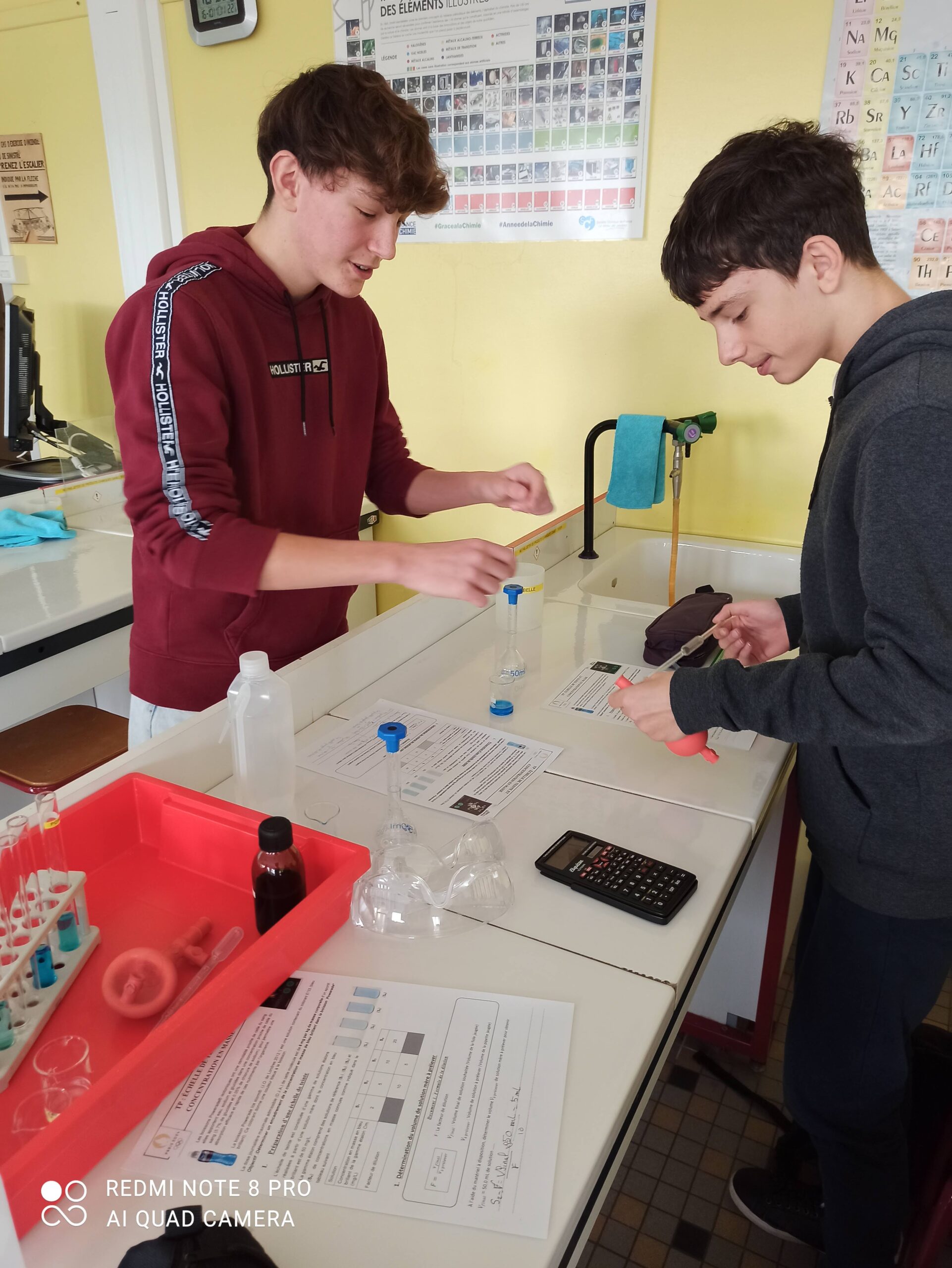 2 élèves font une expérience scientifique
